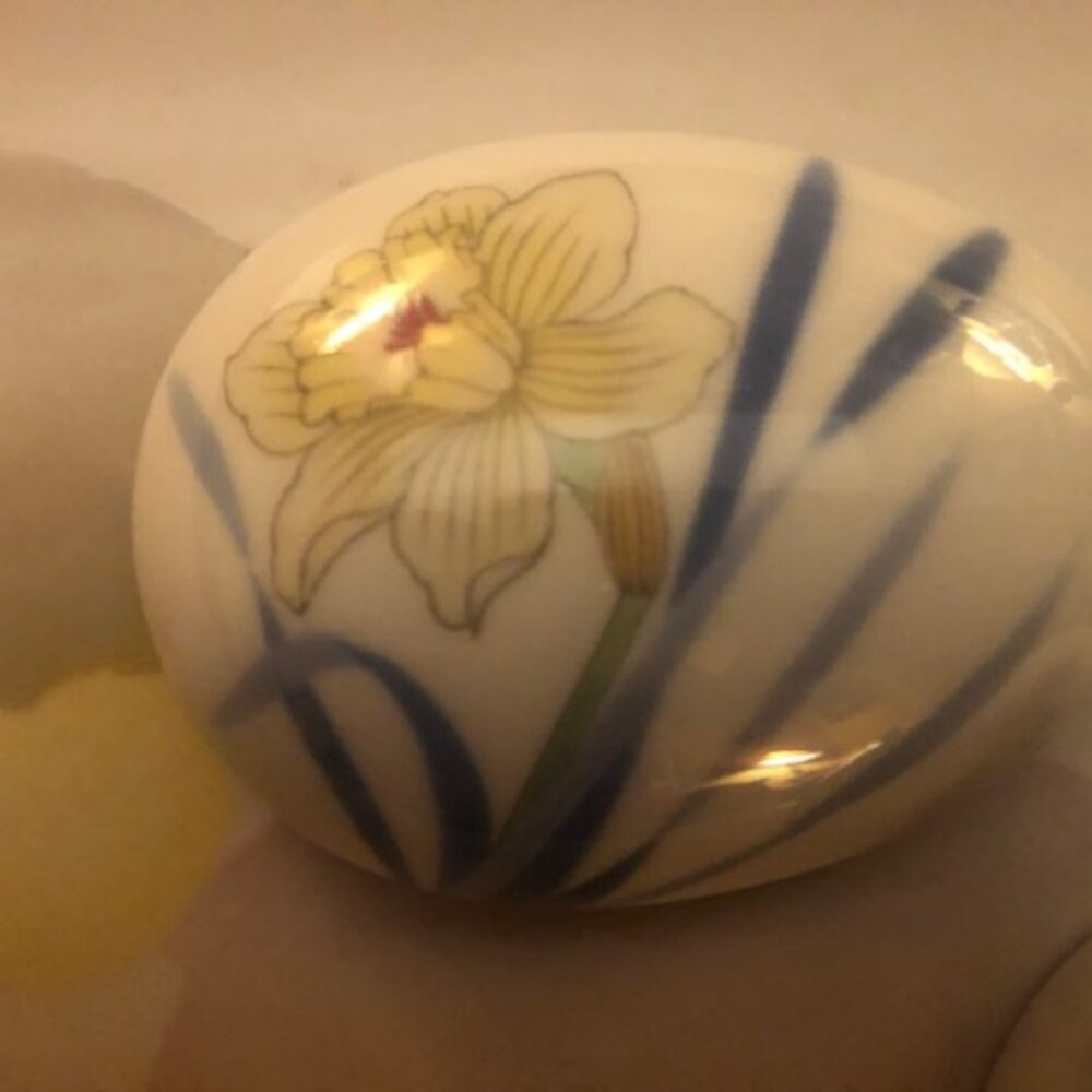 Danbury Mint Porcelain Easter Egg Trinket Box - Picture 4 of 9